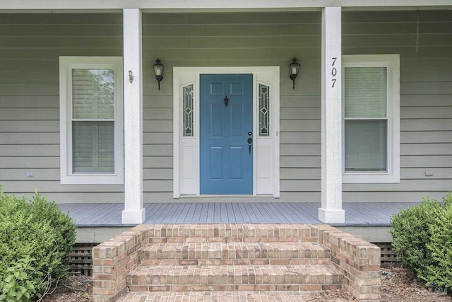 property entrance featuring a porch