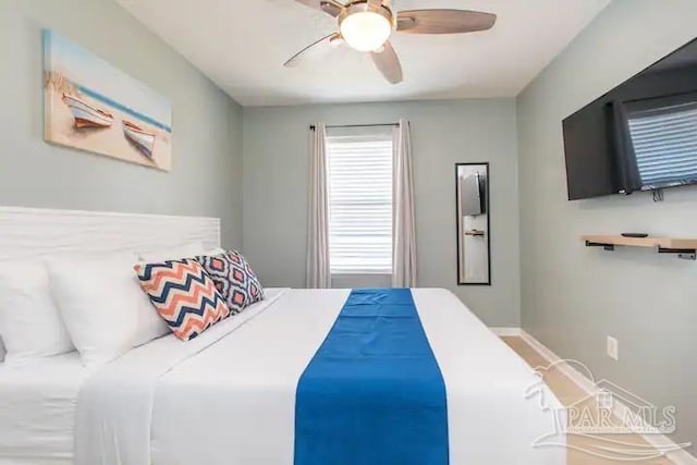 bedroom with ceiling fan