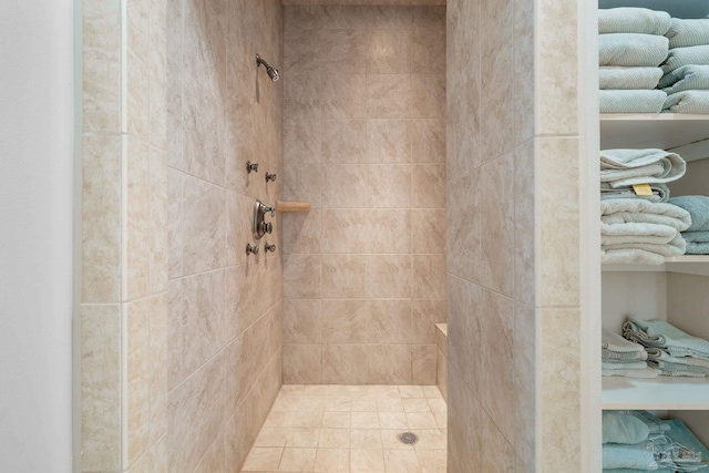 bathroom featuring a tile shower