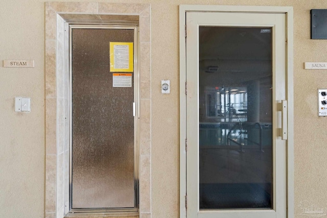 property entrance with elevator