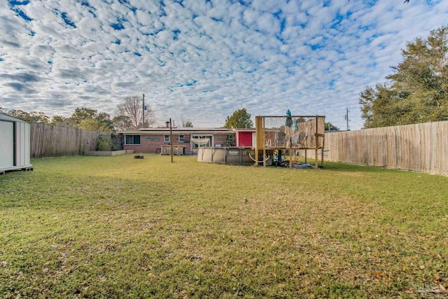 view of yard with a swimming pool