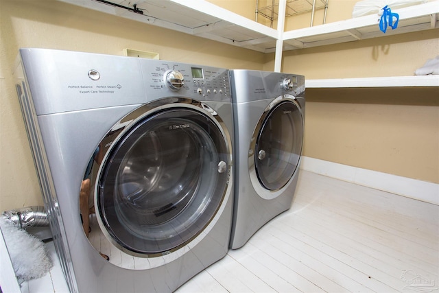 905 N Barcelona St, Pensacola, FL 32501 - laundry area with washer and clothes dryer