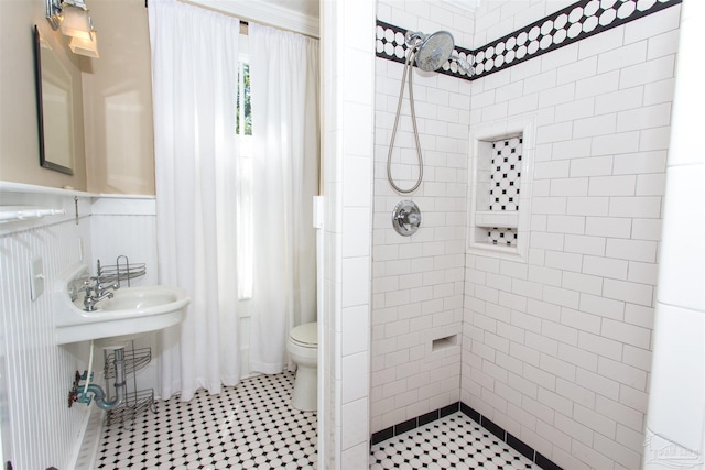 905 N Barcelona St, Pensacola, FL 32501 - full bath with tiled shower, toilet, and wainscoting