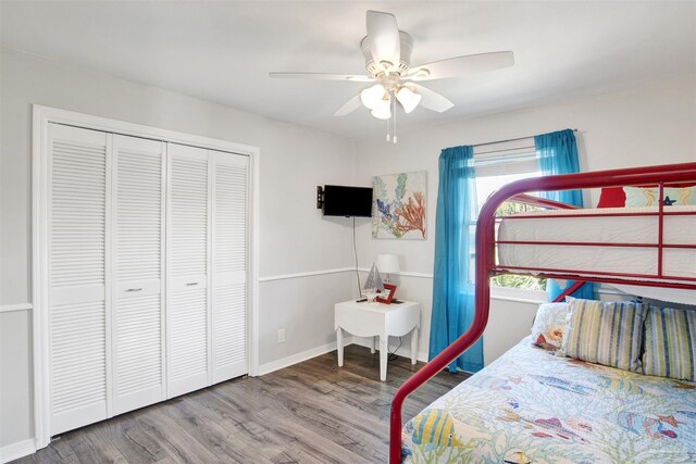 bedroom featuring hardwood / wood-style flooring, ceiling fan, and a closet