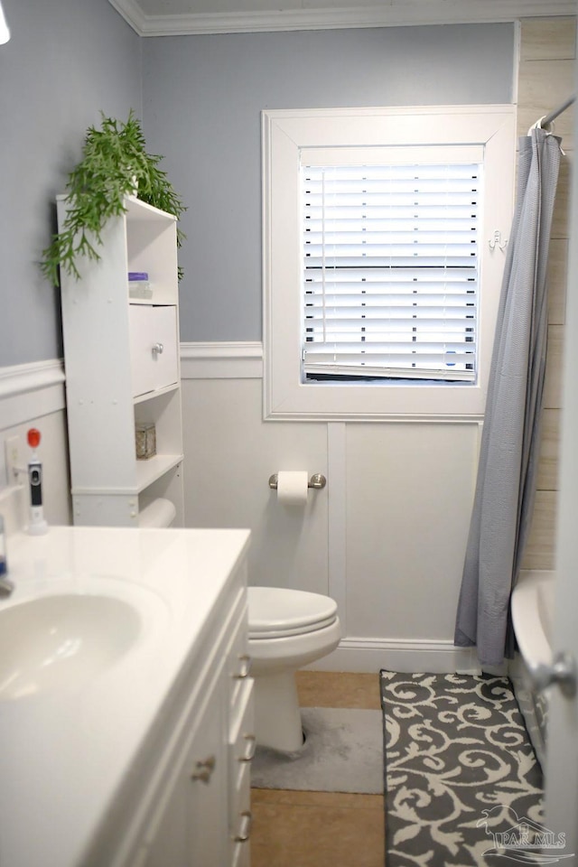 full bathroom with shower / bath combination with curtain, toilet, vanity, and crown molding