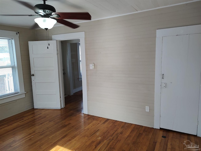 empty room featuring dark hardwood / wood-style floors and ceiling fan