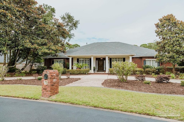 view of front of house featuring a front yard