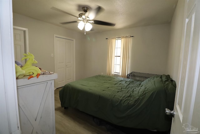 bedroom with ceiling fan, a textured ceiling, and a closet