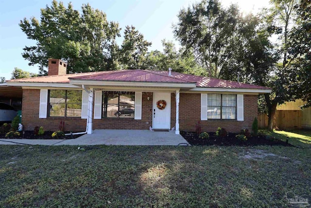 ranch-style home featuring a front lawn