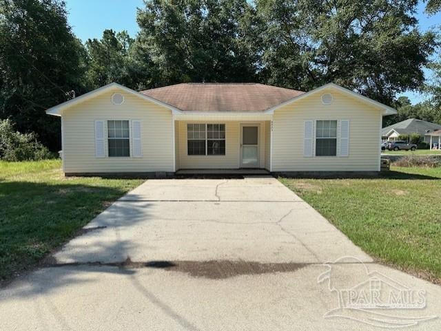 single story home featuring a front lawn