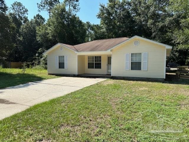 single story home with a front yard