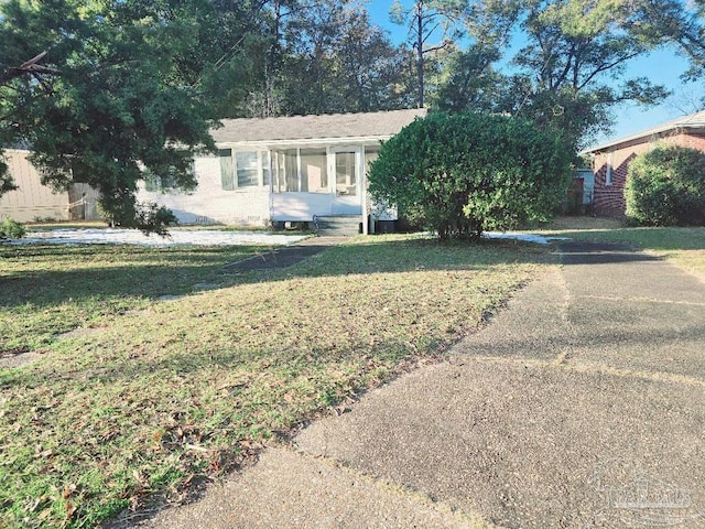 view of front of property with a front lawn