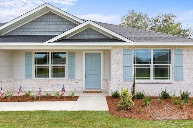 view of front of property featuring a front yard