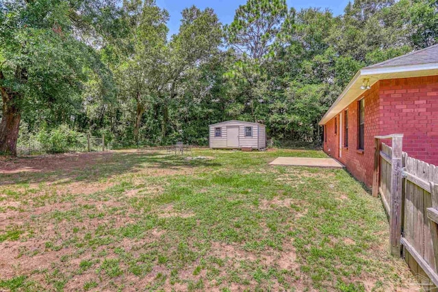 view of yard with a storage unit