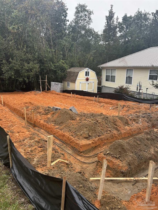 view of yard with a storage shed