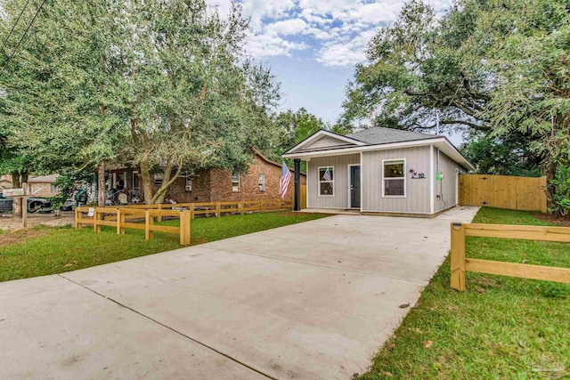 view of front of house with a front lawn