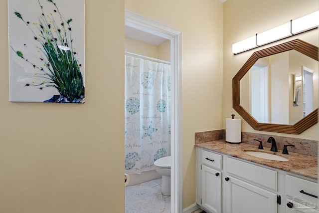 full bath featuring curtained shower, toilet, and vanity