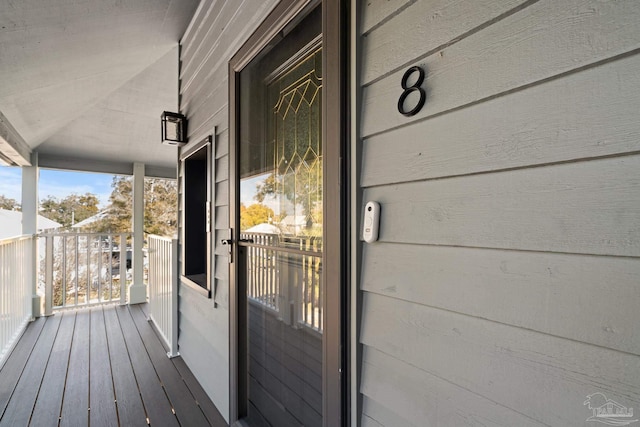 property entrance featuring a balcony