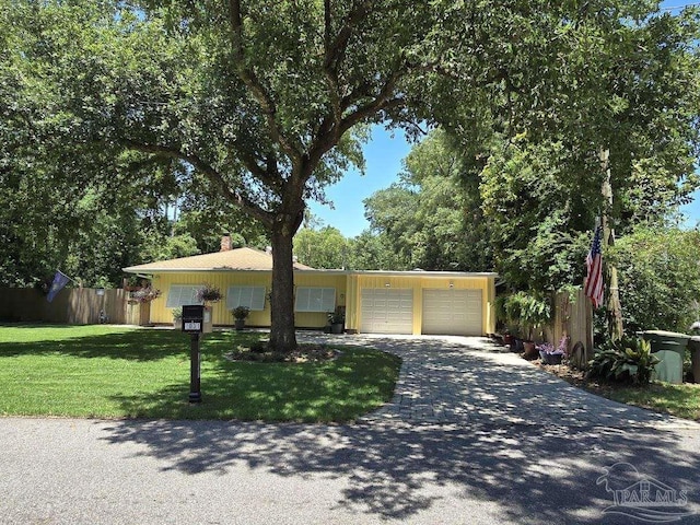 view of front facade featuring a garage and a front yard