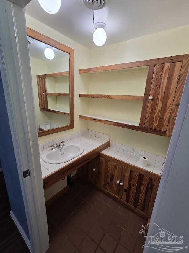 bathroom featuring sink