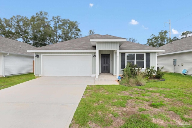 view of front facade featuring a front lawn and a garage