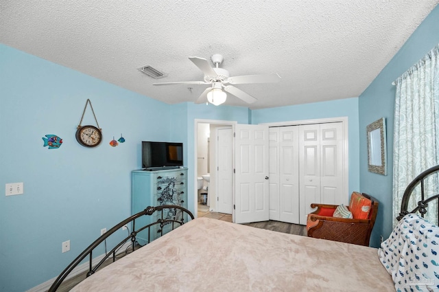 bedroom featuring a textured ceiling, light hardwood / wood-style floors, a closet, and ceiling fan