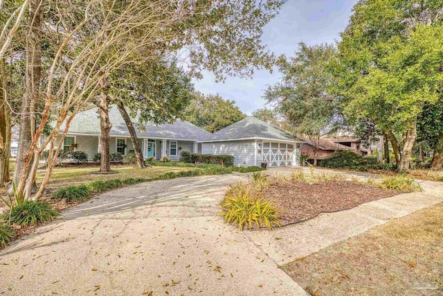 ranch-style house with driveway