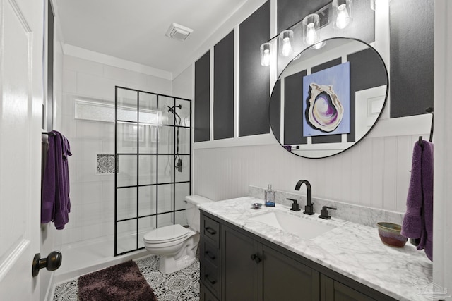 full bath featuring visible vents, tiled shower, vanity, and toilet