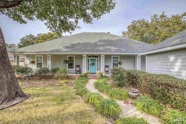 single story home featuring a porch, a front yard, and roof with shingles