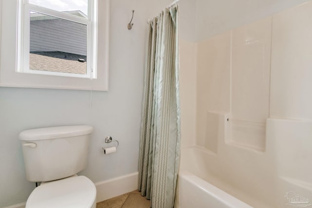2961 Bay St, Gulf Breeze, FL 32563 - full bath featuring toilet, baseboards, and shower / bath combo