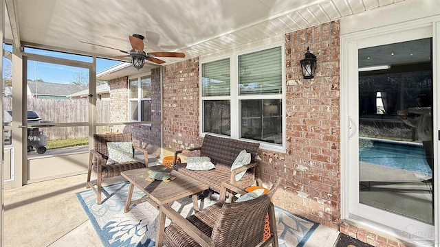 sunroom with ceiling fan