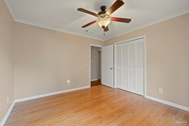 unfurnished bedroom featuring a closet, light hardwood / wood-style floors, ornamental molding, and ceiling fan