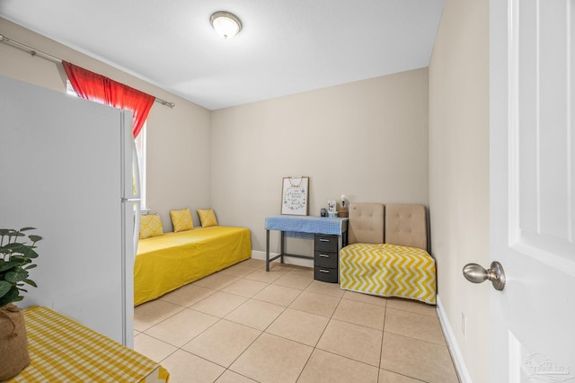 sitting room featuring light tile patterned flooring and baseboards