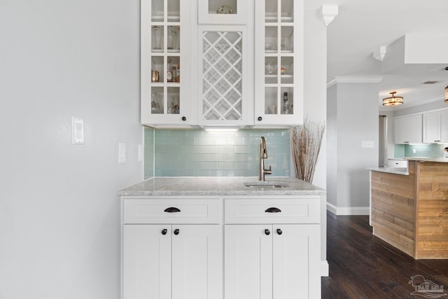 412 Deer Point Dr, Gulf Breeze, FL 32561 - bar featuring tasteful backsplash, baseboards, a sink, ornamental molding, and dark wood-style floors