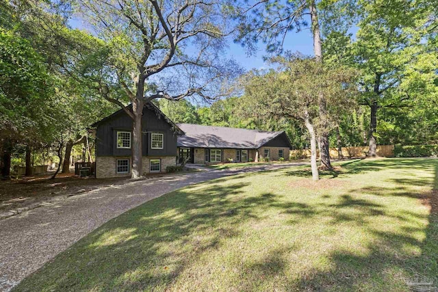 tri-level home featuring a front lawn