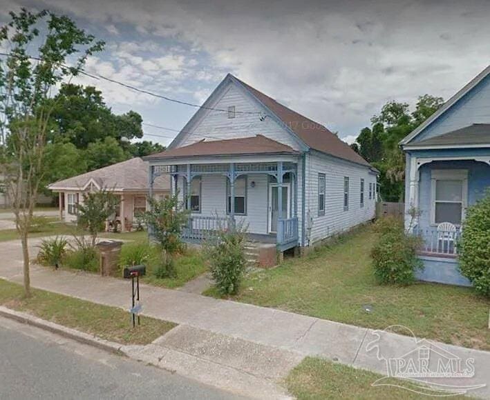 view of front of home featuring covered porch and a front yard