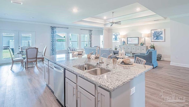 kitchen featuring ceiling fan, a kitchen island with sink, sink, light hardwood / wood-style flooring, and dishwasher