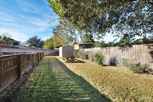 view of yard with a storage unit