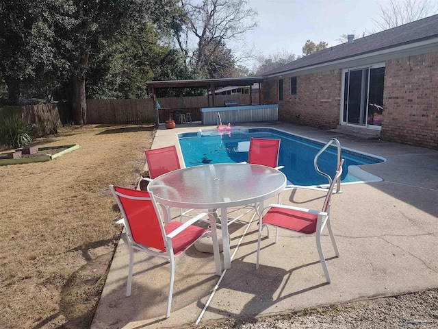 view of swimming pool featuring a jacuzzi and a patio area