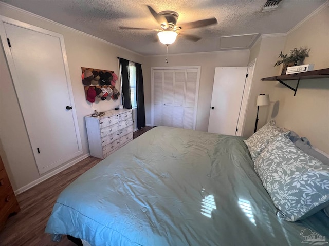 bedroom featuring ceiling fan, crown molding, a textured ceiling, a closet, and hardwood / wood-style flooring