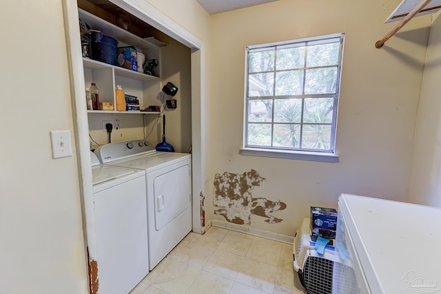 laundry room featuring laundry area, baseboards, and independent washer and dryer
