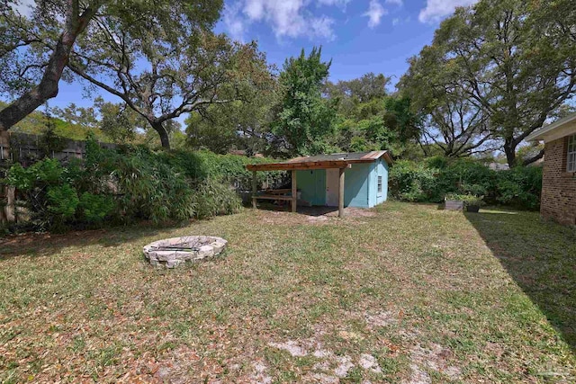 view of yard featuring a storage shed and an outdoor structure