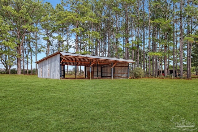 view of yard with an outbuilding