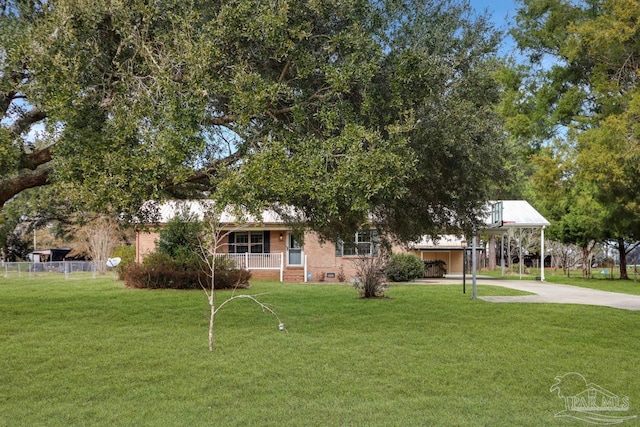 view of front facade featuring a front yard and covered porch