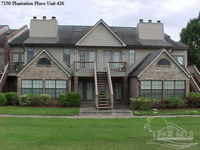 view of front of home with a front lawn