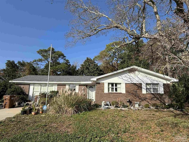 ranch-style home featuring a front lawn