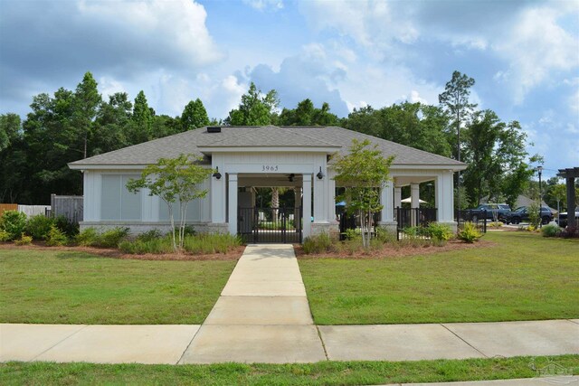 view of front of house featuring a front yard