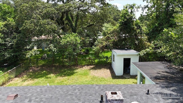 view of yard featuring an outbuilding