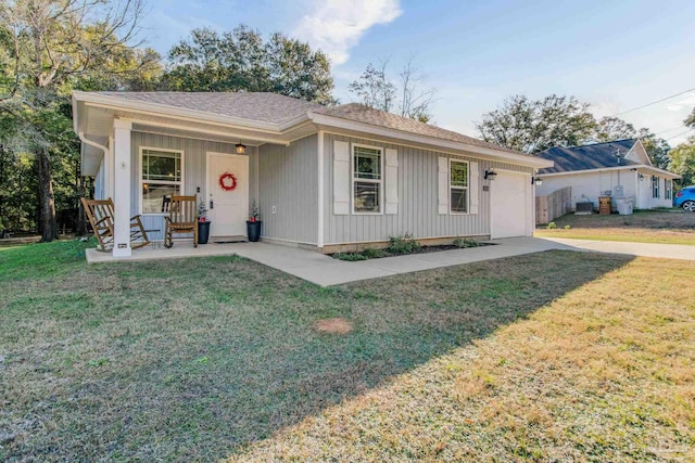 single story home featuring a porch, a front lawn, and roof with shingles