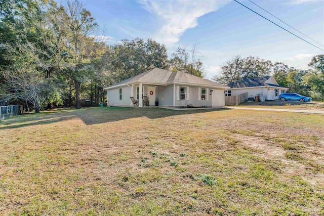 view of front of property featuring a front lawn